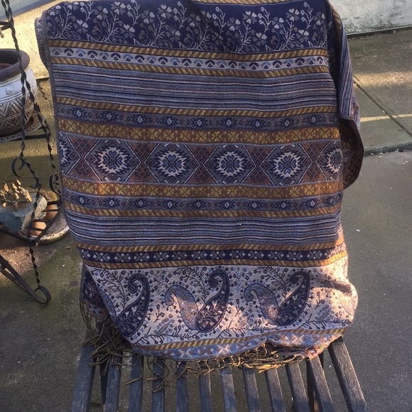 Beautiful patterned scarf - Picture 3 of 4